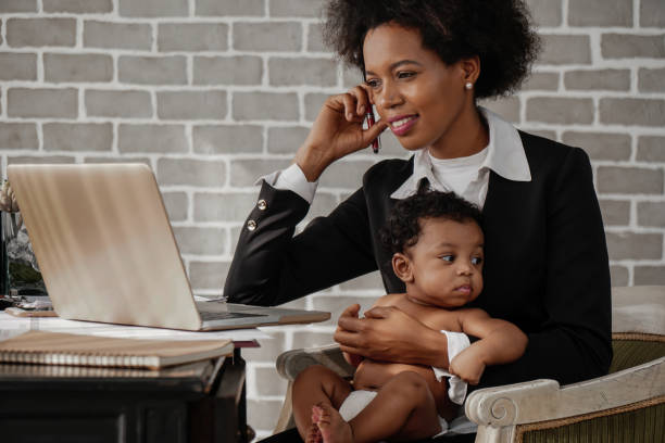 Descubra como mães podem alcançar o equilíbrio entre carreira e maternidade com 10 estratégias inovadoras, garantindo sucesso profissional sem sacrificar tempo com os filhos. Leia mais